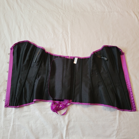 New In Bag Gorgeous Metallic Purple Corset - Picture 5 of 8